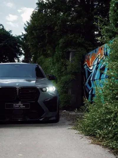 BMW X5 M спереду з номером Safe Driver