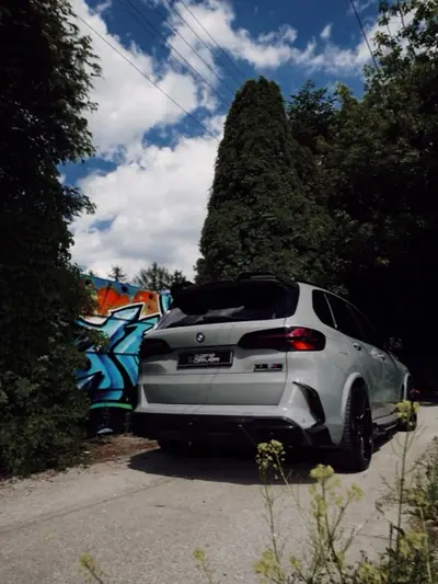 BMW X5 M ззаду з номером Safe Driver
