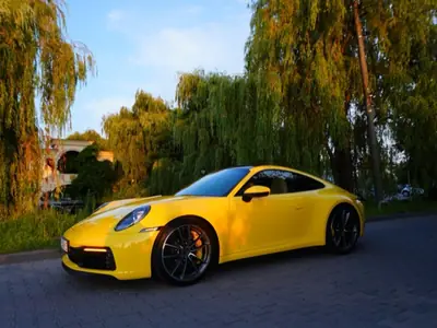 Жовтий Porsche 911 збоку