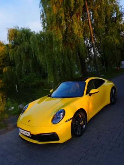 Жовтий Porsche 911 спереду