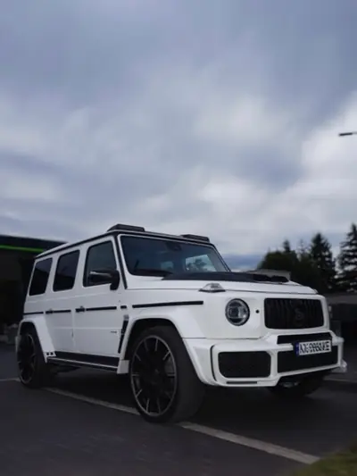 Білий Mercedes G-Class на парковці