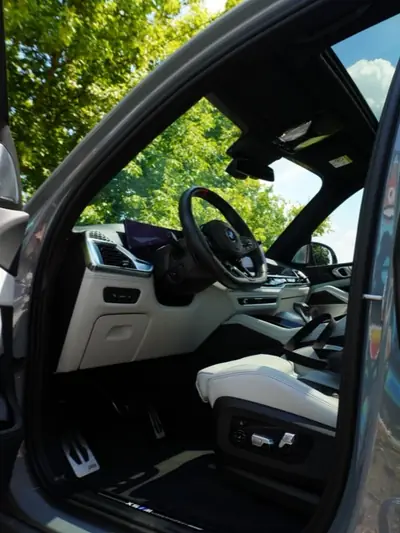Салон BMW X5 M крізь відчинені двері
