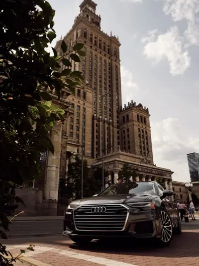 Audi A6 на тлі Палацу культури у Варшаві