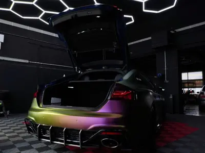 Audi RS5 у боксі з відкритим багажником