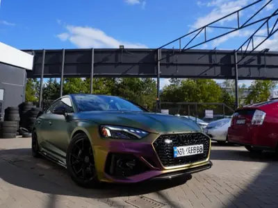 Audi RS5 у плівці хамелеон, вигляд спереду