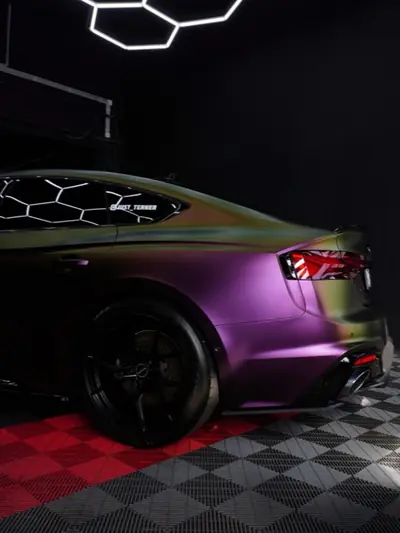 Audi RS5 у плівці хамелеон, вигляд збоку