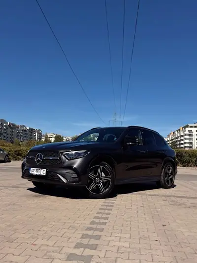 Mercedes GLC на парковці